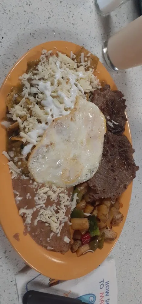 Chilaquiles Verdes Con Carne Y Huevos